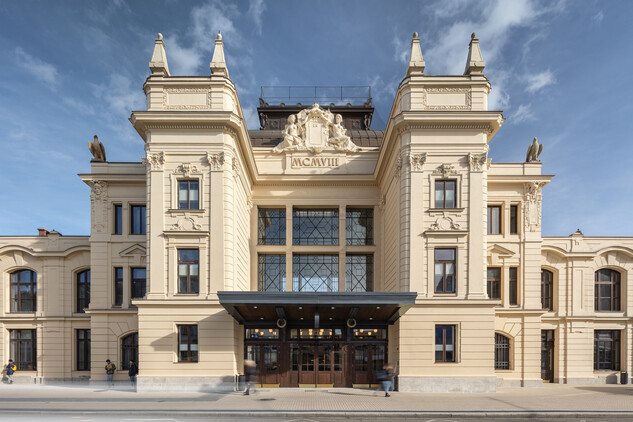 Budova železniční stanice České Budějovice, střední rizalit, 2025. Foto: archiv Správa železnic, archiv Metrostav, foto: Jiří Kafka, Ondřej Bouška.