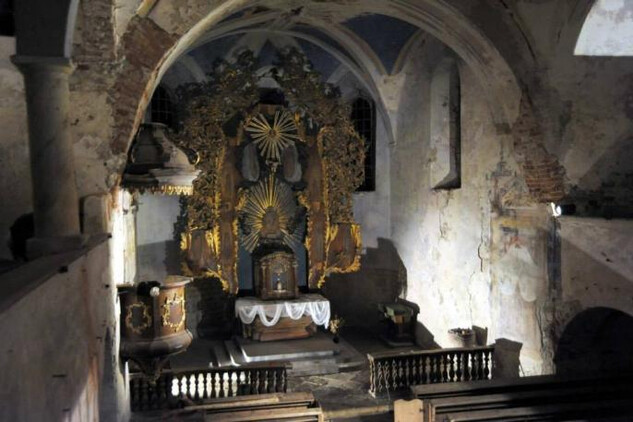 Hřbitovní kostel Nanebevzetí Panny Marie v Horním Maršově, interiér před obnovou