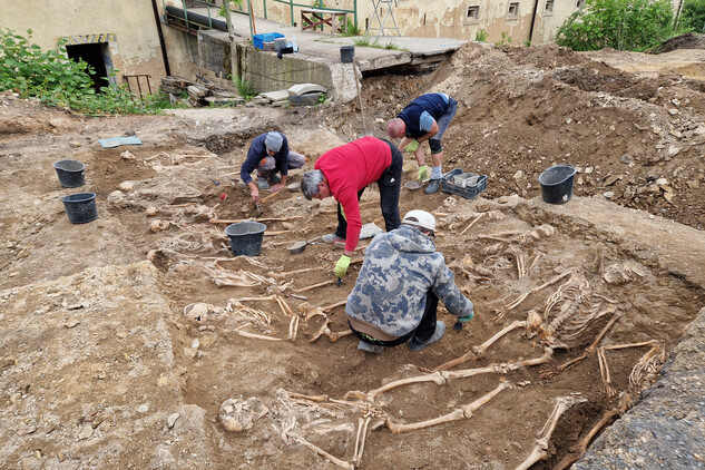 Preparace kosterních ostatků liniového hrobu č. 12 a 17 před fotodokumentací a následným vyzvednutím kosterních ostatků antropologem (foto Egon Ditmar, 5. 5. 2025).
