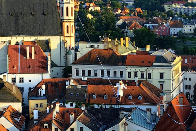 Po mši štafeta zamířila na ochoz věže kostela, odkud ji po nataženém laně přenesl anděl na ochoz věže zámecké | © Tomáš Navara