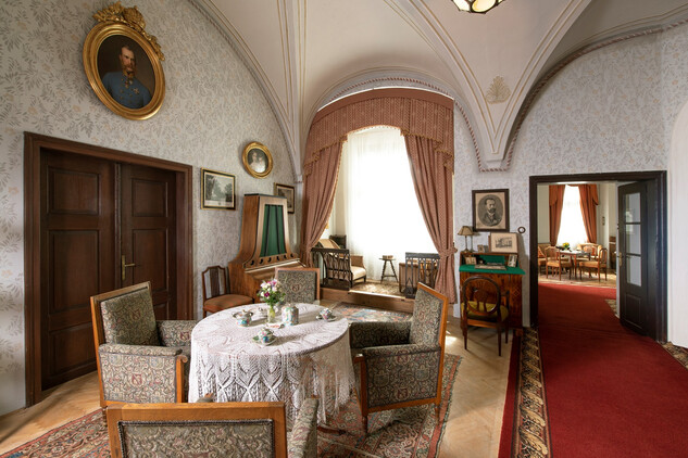 Dámský salon, jeden z pokojů bytu zřízeného v přízemí Adamova stavení v roce 1878 Evženem Jaromírem Czerninem a jeho ženou Fanny. Dnes prohlídková trasa C.