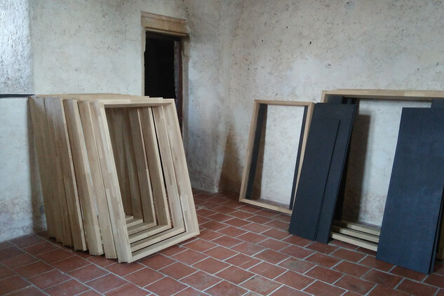 Hrad Švihov: Instalace věže začala vynášeným dubových vitrín