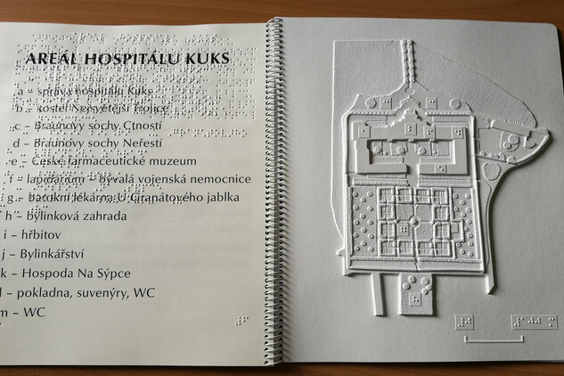 Listování v haptické "knize" hospitálu Kuks